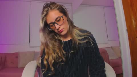 Isabella Rros online show from December 18, 6:53 am