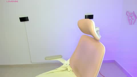 Isabella Thompson online show from January 9, 8:32 pm