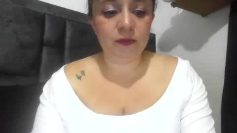 isabellaa_hills_ online show from June 29, 11:27 pm