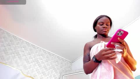 Snapshot of isabellabroms21 chatting on October 8, 9:56 pm v online show from October 8, 9:56 pm