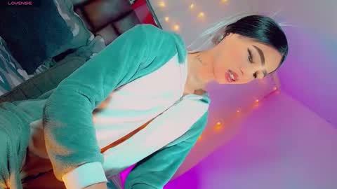 isabellagirs online show from January 19, 2:59 am