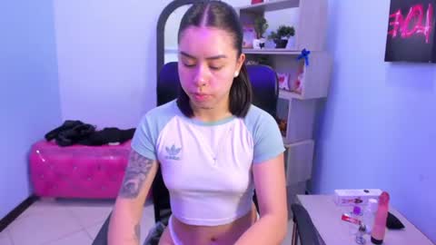 Snapshot of isabellasummer_ chatting on June 25, 2:21 pm isebella online show from June 25, 2:21 pm