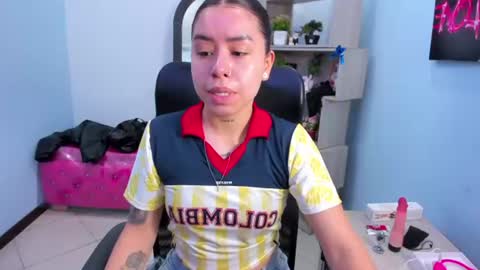 Snapshot of isabellasummer_ chatting on June 27, 2:23 pm isebella online show from June 27, 2:23 pm