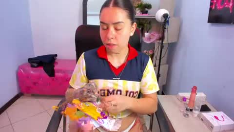 Snapshot of isabellasummer_ chatting on July 7, 2:10 pm isebella online show from July 7, 2:10 pm
