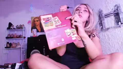 Snapshot of isabelle_sara chatting on July 16, 10:05 pm isabelle_sara online show from July 16, 10:05 pm