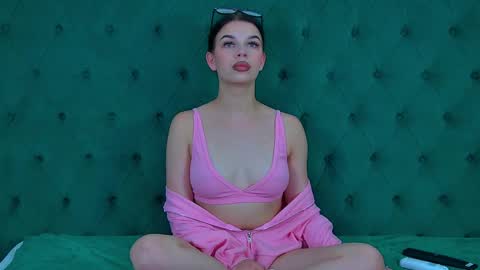 Snapshot of isabellevale chatting on September 18, 11:23 am isabellevale online show from September 18, 11:23 am