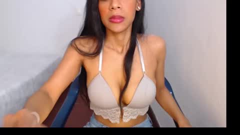 Snapshot of isabellla_grenz chatting on December 11, 5:10 am Isabella online show from December 11, 5:10 am