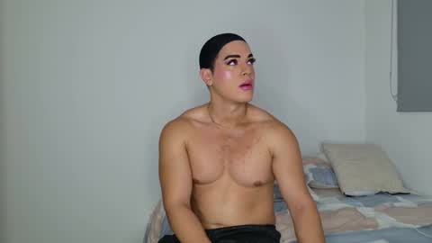 Isabella Hilton online show from February 11, 11:59 am