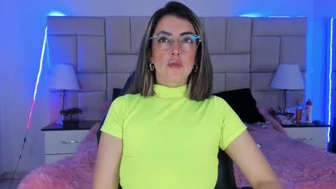 Snapshot of isis_loveyes_ chatting on December 1, 5:57 pm Pauli online show from December 1, 5:57 pm