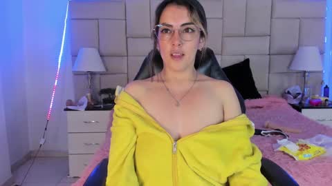 Snapshot of isis_loveyes_ chatting on December 21, 6:19 am Pauli online show from December 21, 6:19 am