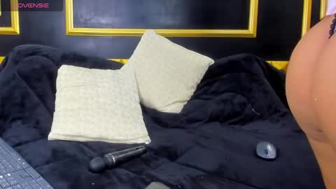 Isla online show from December 18, 8:15 pm