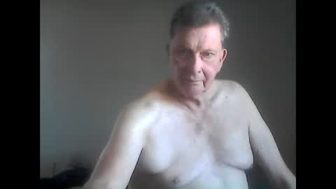 Snapshot of island625103 chatting on February 4, 9:10 pm island625103 online show from February 4, 9:10 pm