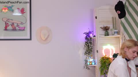 Lou  Peaches online show from March 19, 9:08 pm