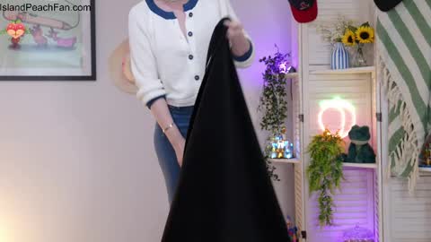 Lou  Peaches online show from April 4, 2:03 pm