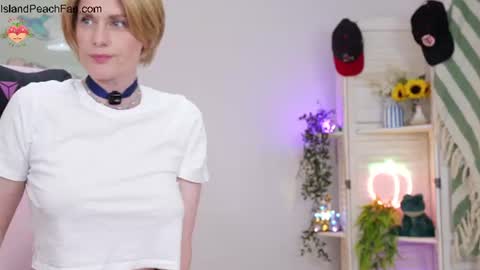 Snapshot of island_peach chatting on July 5, 2:13 pm Lou Peaches online show from July 5, 2:13 pm
