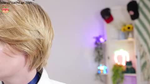 Snapshot of island_peach chatting on July 16, 8:04 pm Lou Peaches online show from July 16, 8:04 pm