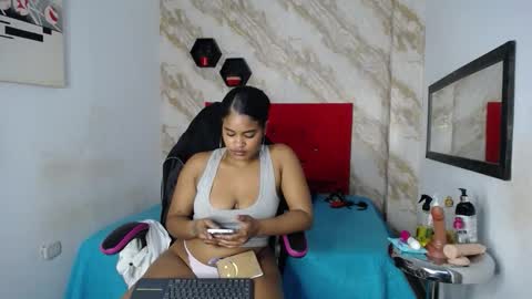 Snapshot of issa__love chatting on February 20, 1:55 pm issa online show from February 20, 1:55 pm