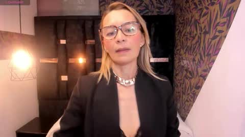 ISSA MILF online show from December 20, 12:56 pm