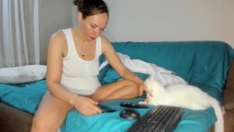 Issabelle online show from December 3, 6:21 am