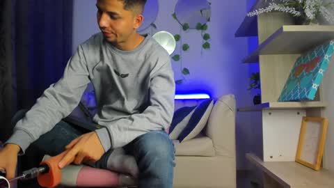 Snapshot of issac_james chatting on December 21, 5:25 am Issac online show from December 21, 5:25 am