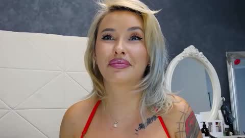 IssaSmyth online show from October 7, 6:32 am