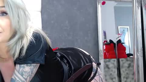 IssaSmyth online show from March 9, 4:33 pm