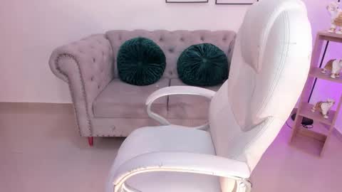 issi_loren online show from January 11, 4:34 pm