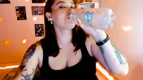 Snapshot of issis_demon chatting on December 4, 2:42 am Yiz online show from December 4, 2:42 am