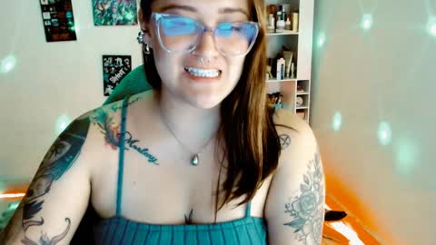 Snapshot of issis_demon chatting on January 13, 8:15 am Yiz online show from January 13, 8:15 am