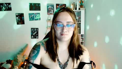 Snapshot of issis_demon chatting on February 8, 5:18 am Yiz online show from February 8, 5:18 am