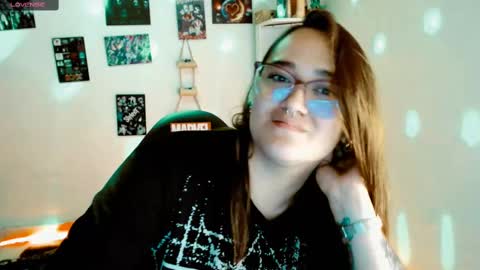 Snapshot of issis_demon chatting on February 16, 10:32 am Yiz online show from February 16, 10:32 am