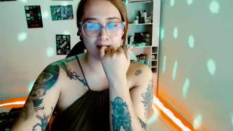 Snapshot of issis_demon chatting on February 17, 7:15 am Yiz online show from February 17, 7:15 am