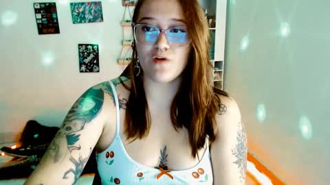 Snapshot of issis_demon chatting on February 22, 5:34 am Yiz online show from February 22, 5:34 am