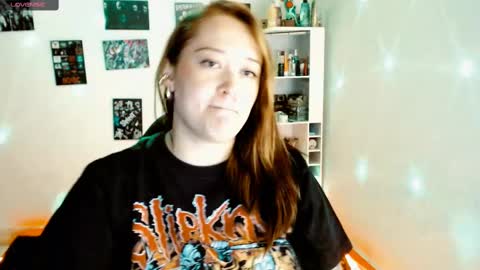 Snapshot of issis_demon chatting on February 24, 3:44 am Yiz online show from February 24, 3:44 am