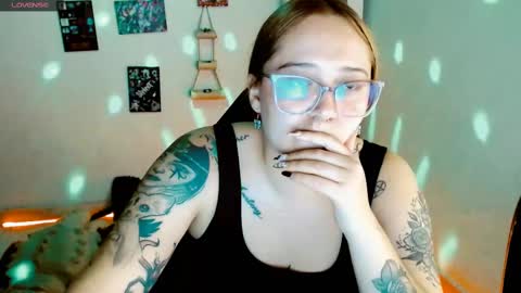 Snapshot of issis_demon chatting on March 4, 7:19 am Yiz online show from March 4, 7:19 am