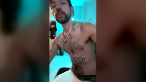 Snapshot of italian_stallionxo chatting on May 18, 2:40 am Italian Stallion online show from May 18, 2:40 am