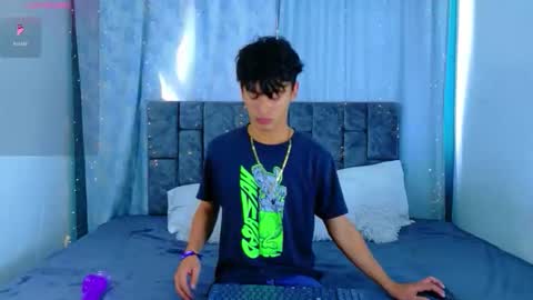 ithan_kingtwin online show from May 30, 7:33 pm