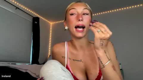 Snapshot of itsirelandbby chatting on May 18, 7:09 pm itsirelandbby online show from May 18, 7:09 pm
