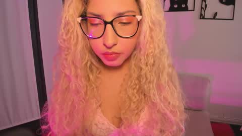 Snapshot of itsroxyrose_ chatting on November 19, 4:18 pm Roxanne online show from November 19, 4:18 pm
