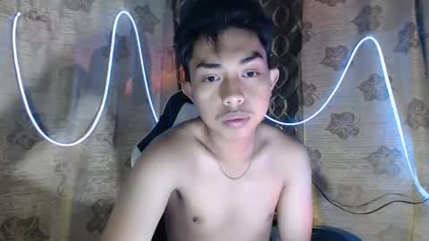 Snapshot of itsyourcummerboy_xx chatting on April 4, 5:43 pm Kyle online show from April 4, 5:43 pm