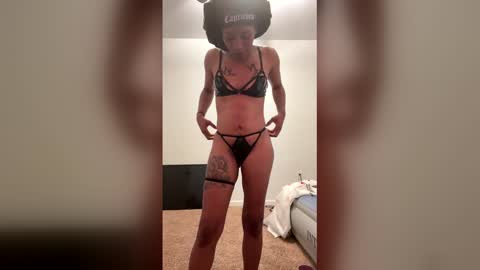 Snapshot of ittybittybay chatting on April 6, 5:30 am ittybittybay online show from April 6, 5:30 am