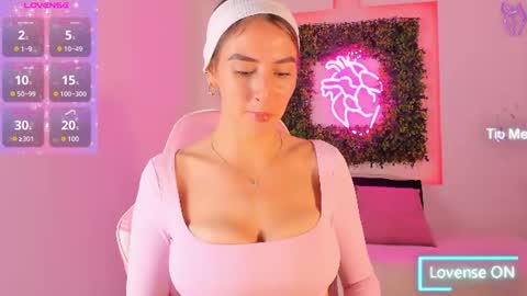 Itzel  online show from June 12, 1:54 pm
