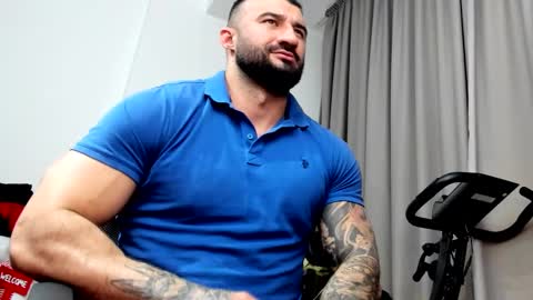 iustinmucle95 online show from January 30, 1:00 am