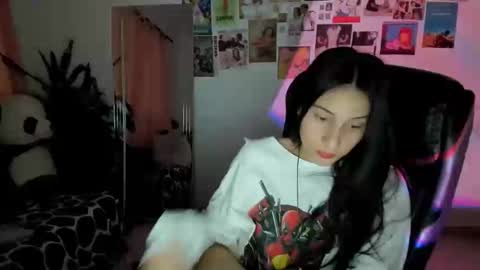 Snapshot of ivanna_essis chatting on December 19, 2:07 am ivanna_essis online show from December 19, 2:07 am