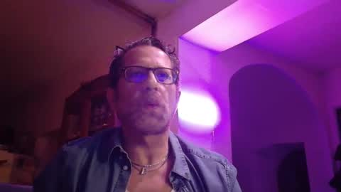 Snapshot of ivariello chatting on January 8, 8:55 pm yves online show from January 8, 8:55 pm