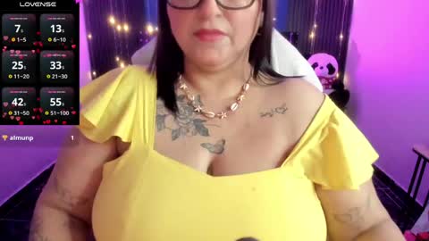 Snapshot of ivonnee17_ chatting on May 2, 10:59 pm Ivonne online show from May 2, 10:59 pm