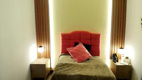 I V O N N E R O S S online show from February 12, 12:00 pm