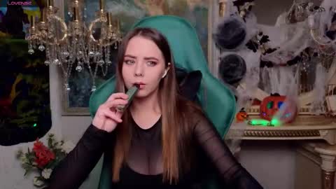 ivorywood_ online show from November 1, 5:04 pm