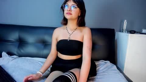 Snapshot of ivyghoot chatting on February 3, 7:19 pm IVY GOTH online show from February 3, 7:19 pm