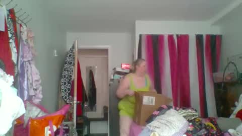Snapshot of ivyjane3522 chatting on April 23, 2:52 pm ivyjane3522 online show from April 23, 2:52 pm